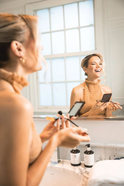 "Verte al espejo y no reconocer tu cuerpo es raro. Mi trabajo es muy físico, muy de la imagen, y de pronto no sentirte cómoda con tu herramienta de trabajo es extraño. Tampoco lo vivo de forma traumática, pero es lo que me pasa”, nos confiesa Eva.