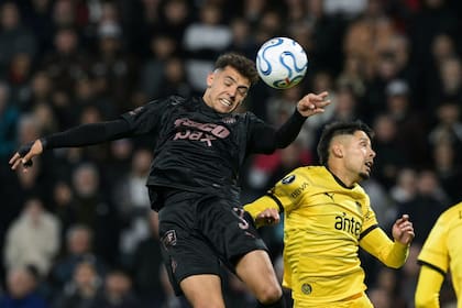 Vértigo en el aire, entre Tomás Silva, de Platense, y Nicolás Fernández