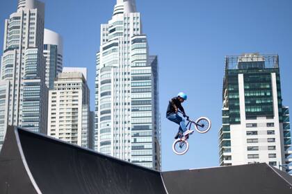 Vértigo. Una auténtica postal de los Juegos de la Juventud: el chico Gael Dobar, de apenas 12 años, practica BMX Freestyle en la pista del Parque Urbano, entre los rascacielos de Puerto Madero