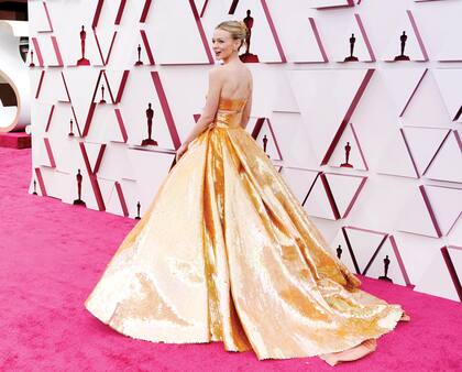 Vestida como una princesa moderna, Carey Mulligan
levantó suspiros con un crop top y una gran falda
de Valentino, hechos íntegramente con paillettes.
Una de las nominadas a la Mejor Actriz Protagónica
(perdió el Oscar en manos de Frances MacDormand),
completó su look con pendientes Cartier y el pelo
recogido en un coqueto “bun”