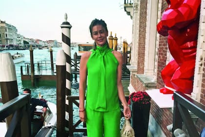 Vestida con un conjunto de seda diseñado por su hija Milagros Pereda, con sedas de Casa Roma, Azul viajó a Venecia para dar su presente en la inauguración de la Bienal.