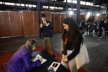 Vestida con un saco violeta con brillos, Mariana Enriquez saludó y sonrió a cada uno de sus seguidores