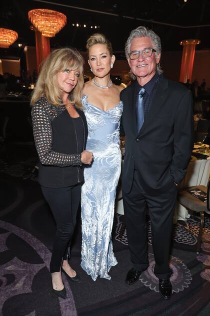 Vestida con un strapless de Oscar de la
Renta de la colección Resort 2026, la homenajeada de la noche recibió el apoyo incondicional de sus padres, Goldie Hawn y Kurt Russell