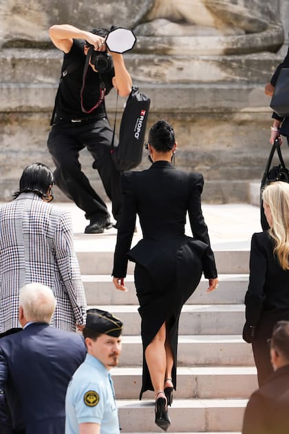 Vestida
con un traje de
chaqueta con
peplum y pollera
con gran tajo, stilettos
destalonados y
el pelo recogido,
Kim subió
las escaleras
del tribunal.