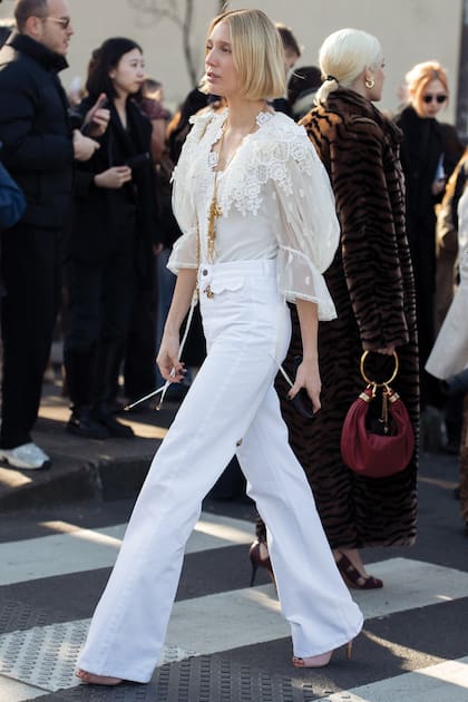 Vestida con una blusa estilo boho chic y pantalón de Chloé, la joven royal asistió al desfile de esa firma francesa durante la última Semana de la Moda de París