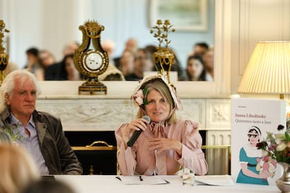 Vestida de época, Juana Libedisnky habló junto a Kalus Gallo sobre su libro "Queremos tanto a Jane"