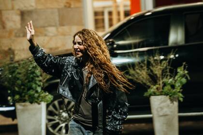 Vestida de manera informal y relajada, Shakira saludó a los fanáticos que la recibieron con banderas y carteles