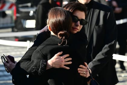 Vestida de negro, Hathaway se dejó ver muy acongojada por la partida de Valentino: la protagonista de Los miserables rompió en llanto en varios momentos de la ceremonia. Apenas se enteró de la noticia, la actriz se volcó a sus redes sociales para homenajear a su amigo. “Durante los últimos veinte años, ha sido un honor extraordinario haber conocido, amado y cuidado por el gran Valentino Garavani”, expresó