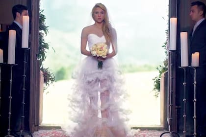 Vestida de novia para protagonizar el videoclip de su tema “Empire” (2014)