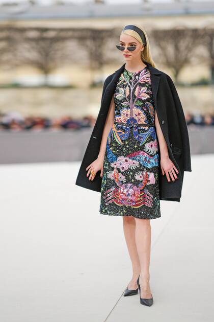 Vestida de pies a cabeza por Dior, la actriz Anya Taylor-Joy se robó la atención de todos los fotógrafos en su llegada al desfile de la maison en la Ciudad Luz. La firma fue una de las primeras en presentar su propuesta pret-a-porter para la temporada Otoño Invierno 2022-23