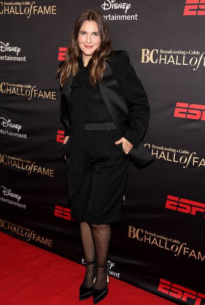 Vestida íntegramente de negro, Drew Barrymore acaparó todos los flashes en la alfombra roja de la Gala del 33.º de los Premios del Salón de la Fama de Broadcasting + Cable, que se llevó a cabo en el Salón Ziegfeld, en la ciudad de Nueva York