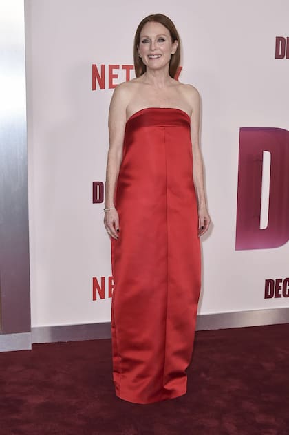 Vestida íntegramente de rojo, con un diseño de Prada, Julianne Moore posó para las cámaras 