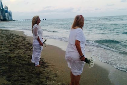 Vestidas de blanco, la madre y la hermana de Rodríguez arrojaron flores al mar