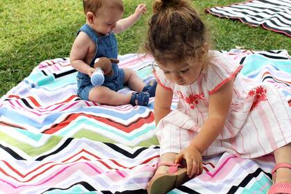 Vestido bordado $735 , sandalias coral $599 , jardinero $659 y sandalias azules $319 de Cheeky /
