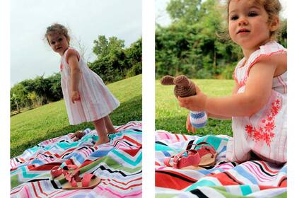 Vestido bordado $735 , sandalias coral $599 de Cheeky / Sonajero de Pilina Mia
