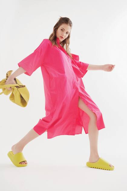 Vestido camisero de poplín con volado (Justa Petra), cartera de cuero (Mishka) y ojotas de goma (Why Donna)