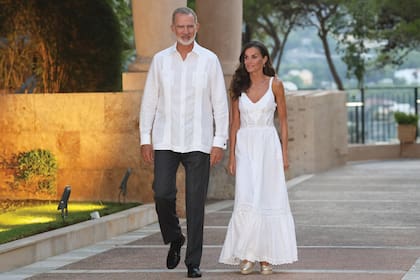 Vestido con guayabera blanca y pantalón oscuro, Felipe refuerza su imagen de elegancia cool. El día de la recepción en Marivent a las autoridades de las islas Baleares, la reina Letizia lo acompañó con un vestido ibicenco de Tony Bonet.