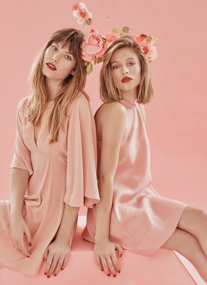 Vestido con mangas amplias (Las Pepas)
Vestido de lino sin mangas (Etiqueta Negra), sandalias (Mishka), aplique floral (Gabriela Capucci)