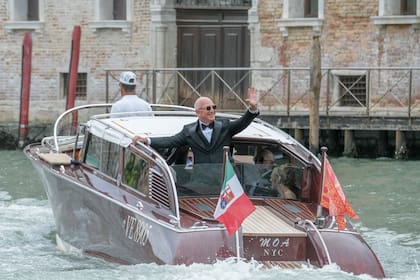 Vestido con smoking y anteojos de sol Louis Vuitton, Bezos va camino a su boda
en la Basílica de San Giorgio Maggiore.