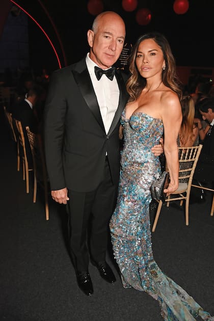 Vestido con un smoking
con moño y ella con
un modelo de Roberto Cavalli, Bezos y Sánchez desfilaron su amor en la última alfombra roja de Cannes.