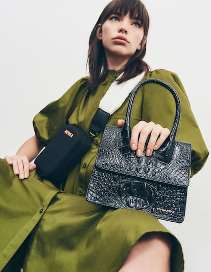 Vestido cuello mao y volado (Jazmín Chebar), mini bandolera (Mishka), cartera croco (Chiarini)