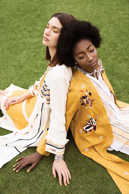 Vestido de bambula y colgante de perlas (Paula Cahen D’Anvers), colgante de marfil y pulsera (Rapsodia). Camisola, aros y colgantes (Rapsodia)