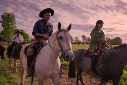 Vestido de gaucho junto a Felicitas Pizarro