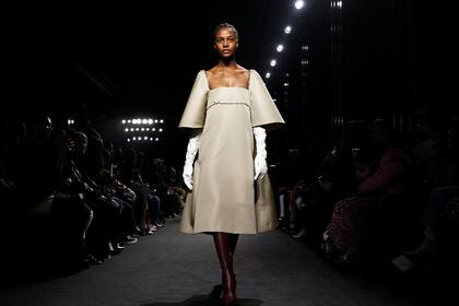 Vestido de líneas puras y geométricas con la firma de Rochas