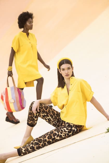 Vestido de lino (Mishka), bolso de colores (Blaquè), sandalias de cuero (Paula Cahen D’Anvers) y muñequera de tela (Rapsodia). Camisola de lino (Mishka), pantalón (Mirta Armesto), vincha (Las Pepas)