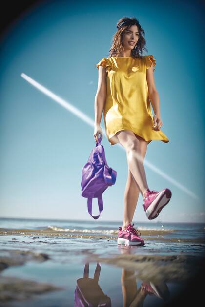 Vestido de seda brillosa (Las Pepas), zapatillas fucsias (Nike), mochila satinada violeta y turbante de raso (Las Pepas)