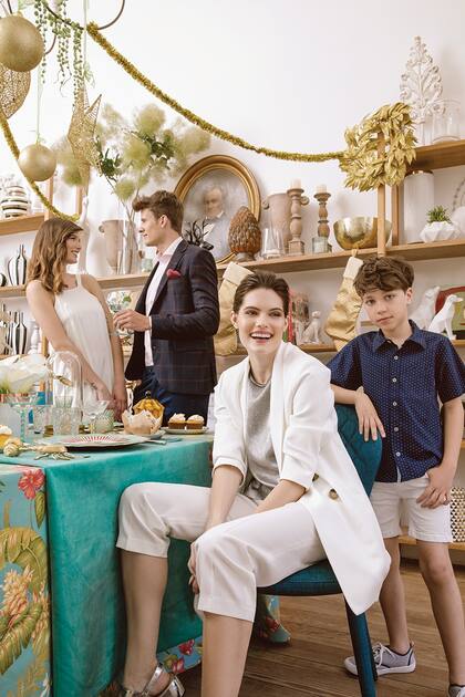 Vestido de seda natural (Giesso). Ambo, camisa, pantalón de gabardina y pañuelo de seda (Giesso). Blazer oversize (Cibeles), remera metalizada (Prüne), pantalón (Las Pepas). Camisa, short de gabardina y zapatillas (Mimo Co). Araña con guirnaldas y adornos de SheShu, objetos decorativos Muy Arzuaga