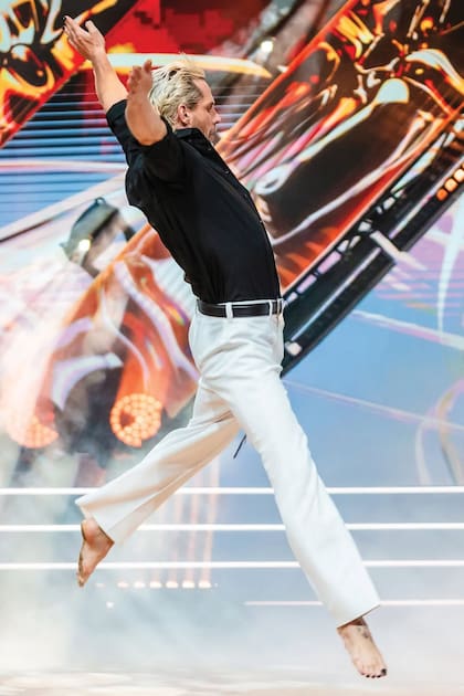 Vestido en blanco y negro (las uñas de las manos
y los pies también las llevó pintadas de negro),
Gonzalo vuela por los aires del estudio principal de
Chilevisión, desde donde se emite el reality "Fiebre
de baile"