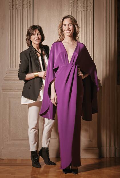 Vestido en crepe de seda natural y mangas amplias, con la firma de Evangelina Bomparola