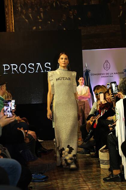 Vestido en fibras naturales, estampado. De Prosas, la firma de Paula Rosas.