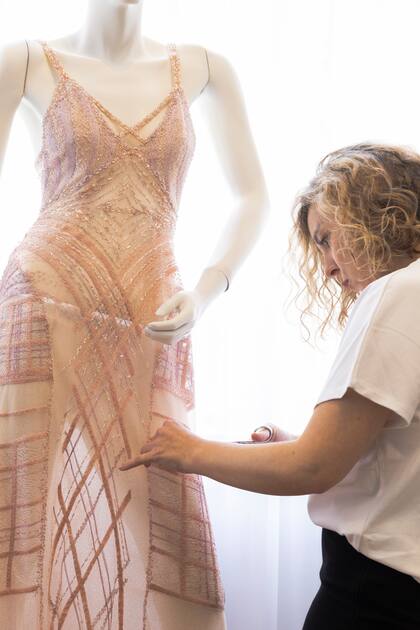 Vestido hecho en género de exclusivo color y bordado en hilo de seda sobre dibujo propio, generado íntegramente en el atelier. Fue uno de los 4 diseños que viajó a Paris para la producción de fotos que antincipó la nueva colección.