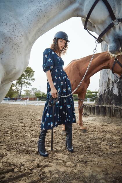 Vestido largo de algodón con mangas abullonadas y estampa de flores acuareladas (Vero Alfie), botas altas de cuero (Prüne)