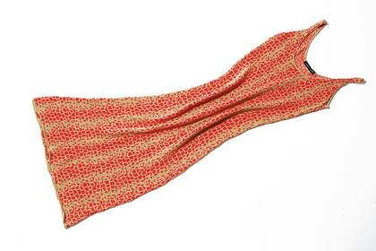 Vestido largo tejido con naranja fosforescente, Flor Llompart ($ 520)