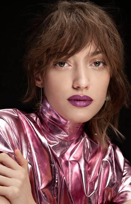 Vestido metalizado (Vanesa Krongold), aros (TodoModa, $79).