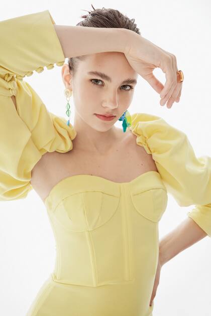 Vestido mini con corset y mangas globo desmontables (Rocio Rivero), maxiaros con dijes (Justa Petra), anillos de resina (Las Pepas)