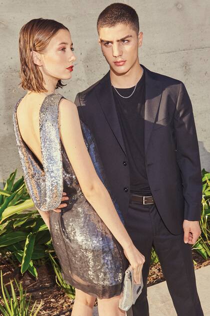 Vestido paillette y organza de seda natural (Blossom Officiel), mini bag de cuero metalizado (Prüne). Ambo entallado, remera algodón orgánico y cinturón de cuero (Etiqueta Negra)