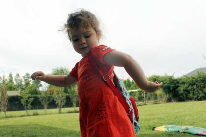 Vestido rojo $605 de Pepa y Limón / Mochila $865 de Minke