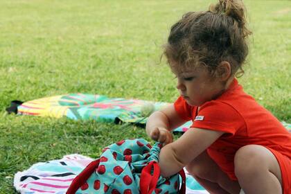 Vestido rojo $605 de Pepa y Limón / Mochila $865 de Minke