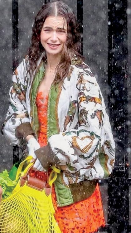 Vestido Self-Portrait, campera bomber vintage Hermes y cartera de Longchamp.