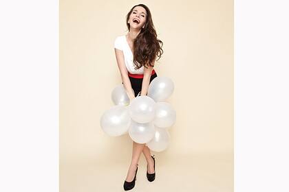 Vestido tricolor (Las Oreiro, $1490), stiletto combinado con charol (Las Oreiro, $1340)