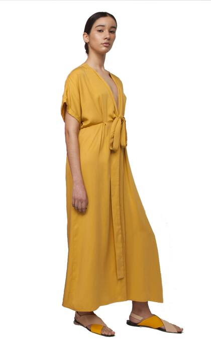 Vestido túnica con lazo cinturón (Cibeles, antes $ 3890 ahora $ 3240) y sandalias de cuero y charol (Mishka, antes $ 3980 ahora $ 3180)