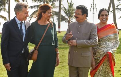 Vestido verde y cartera bandolera para la visita a la casa del gobernador de Maharashtra.