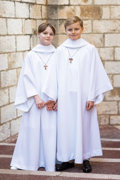 Vestidos con unas austeras túnicas blancas, los mellizos de Mónaco posan tras tomar
la primera comunión celebrada en la Iglesia de San Carlos.