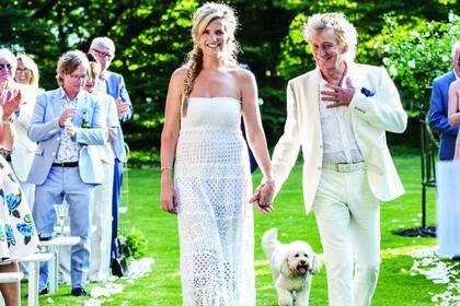 Vestidos de blanco, se dirigen hacia el altar. Bubbles, el perro de Penny, los siguió de cerca.