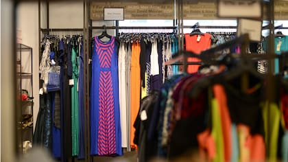 Vestidos de fiesta en los percheros de Neiman Marcus