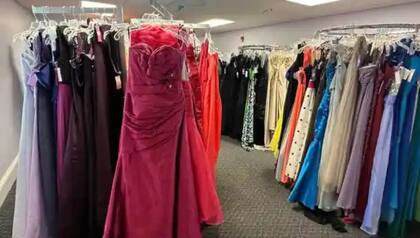 Vestidos de graduación y accesorios. Foto: Lydias loft